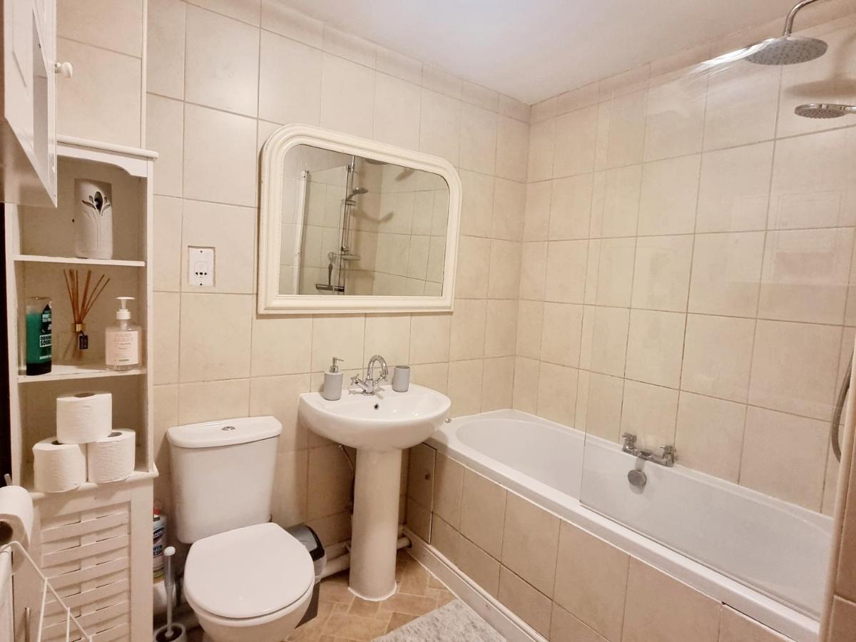 Spacious Two Bedroom Apartment With One Parking Space Thame Zewnętrze zdjęcie